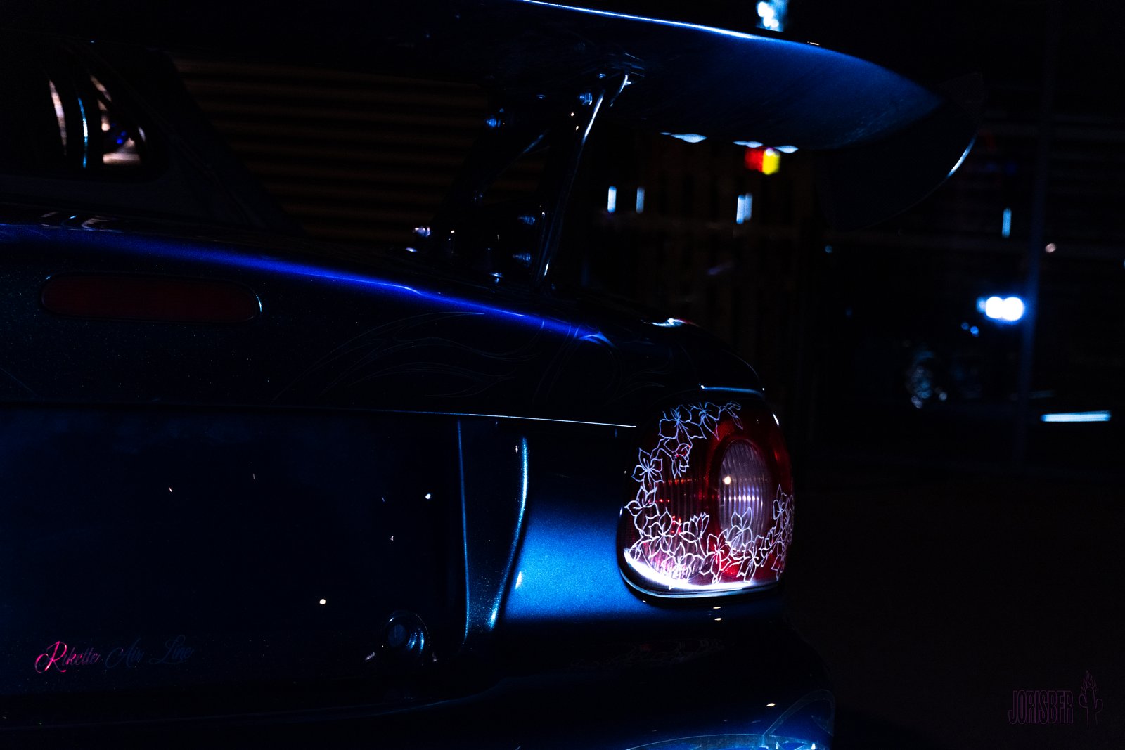 Voiture de sport de nuit, aileron et feu arrière